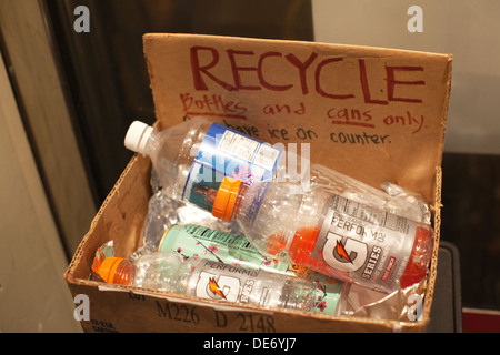 Recycling-Box an einer Schule die sagt "Recycling Flaschen und Dosen nur" Stockfoto