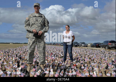 Springerstiefel mit den Namen und Bilder von denen getötet im Irak und Afghanistan Kriege auf dem Display auf Ford Island, gemeinsame Basis Pearl Harbor-Hickam 11. September 2013 in Pearl Harbor, Hawaii. Stockfoto