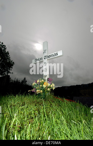 Das Grab des Dichters Dylan Thomas in der St.-Martins Kirche, Laugharne, Südwest-Wales, UK Stockfoto