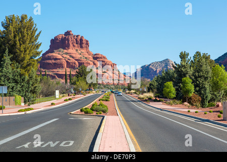 Autobahn und Bell Rock, Village of Oak Creek, in der Nähe von Sedona, Arizona Stockfoto