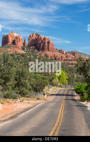 Straßen- und Cathedral Rock, Sedona, Arizona Stockfoto