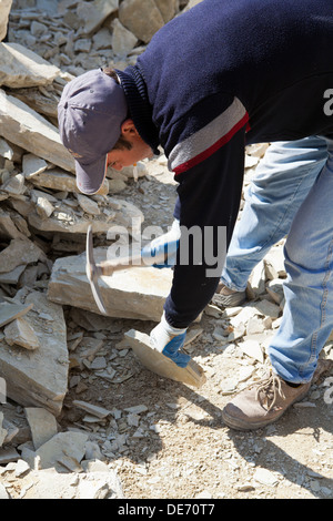Steinbrucharbeiter bei Arbeiten in einer Qaurry in Sizilien. Stockfoto
