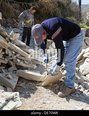Steinbrucharbeiter bei Arbeiten in einer Qaurry in Sizilien. Stockfoto