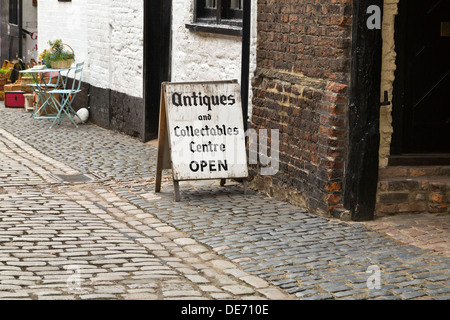 Schild für Antiquitäten und Sammlerstücken in King's Lynn, Norfolk, England Stockfoto