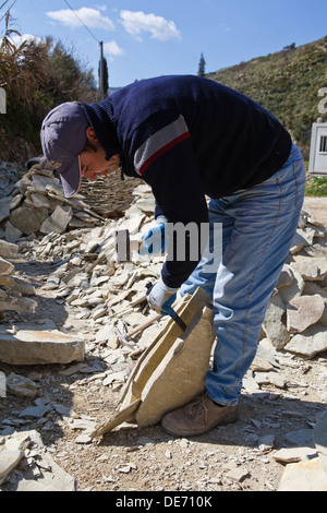 Steinbrucharbeiter bei Arbeiten in einer Qaurry in Sizilien. Stockfoto
