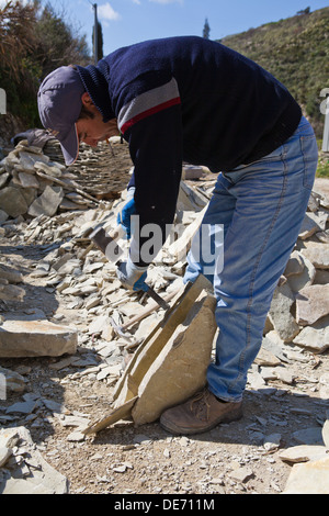 Steinbrucharbeiter bei Arbeiten in einer Qaurry in Sizilien. Stockfoto