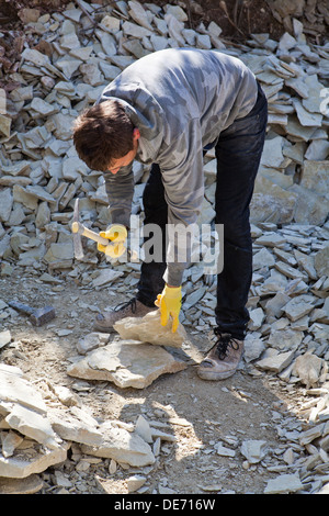 Steinbrucharbeiter bei Arbeiten in einer Qaurry in Sizilien. Stockfoto