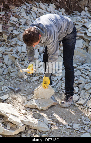 Steinbrucharbeiter bei Arbeiten in einer Qaurry in Sizilien. Stockfoto
