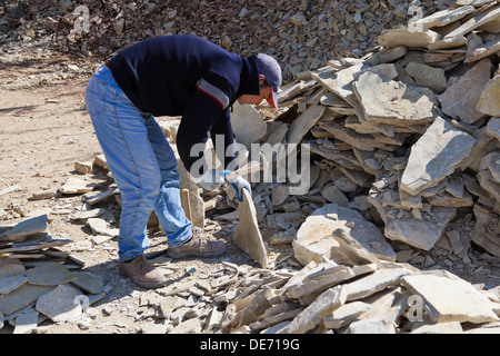 Steinbrucharbeiter bei Arbeiten in einer Qaurry in Sizilien. Stockfoto