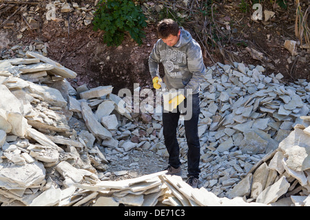 Steinbrucharbeiter bei Arbeiten in einer Qaurry in Sizilien. Stockfoto