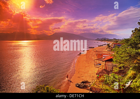 Lebendige Farben des Sonnenuntergangs über Subic Bay, Insel Luzon, Philippinen. Stockfoto