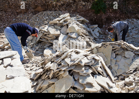 Steinbrucharbeiter bei Arbeiten in einer Qaurry in Sizilien. Stockfoto