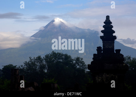 rauchenden Vulkan: Gungung Merapi mit Prambanan-Tempel in den Vordergrund, Java Indonesien Stockfoto