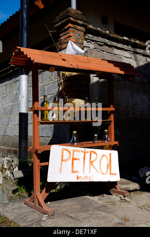 Ein am Straßenrand Stall in Bali verkauft Billig tanken für Roller und Motorräder Stockfoto