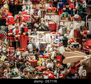 Nussknacker Soldat Spielzeug zum Verkauf an einen deutschen Weihnachtsmarkt. Stockfoto