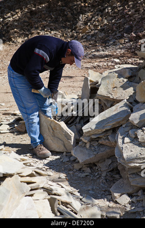 Steinbrucharbeiter bei Arbeiten in einer Qaurry in Sizilien. Stockfoto