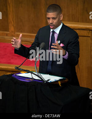 Birmingham, Alabama, USA. 12. September 2013. KEVIN JOHNSON, Bürgermeister von Sacramento und Vice President, The U.S. Conference of Mayors, moderiert eine Diskussion über '' erreichte wirtschaftliche Gerechtigkeit '' auf der sechzehnten Street Baptist Church. Bildnachweis: Brian Cahn/ZUMAPRESS.com/Alamy Live-Nachrichten Stockfoto