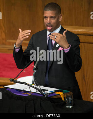 Birmingham, Alabama, USA. 12. September 2013. KEVIN JOHNSON, Bürgermeister von Sacramento und Vice President, The U.S. Conference of Mayors, moderiert eine Diskussion über '' erreichte wirtschaftliche Gerechtigkeit '' auf der sechzehnten Street Baptist Church. Bildnachweis: Brian Cahn/ZUMAPRESS.com/Alamy Live-Nachrichten Stockfoto