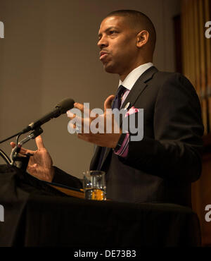 Birmingham, Alabama, USA. 12. September 2013. KEVIN JOHNSON, Bürgermeister von Sacramento und Vice President, The U.S. Conference of Mayors, moderiert eine Diskussion über '' erreichte wirtschaftliche Gerechtigkeit '' auf der sechzehnten Street Baptist Church. Bildnachweis: Brian Cahn/ZUMAPRESS.com/Alamy Live-Nachrichten Stockfoto