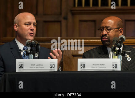 Birmingham, Alabama, USA. 12. September 2013. MICHAEL NUTTER, Bürgermeister von Philadelphia und MITCH LANDRIEU, Bürgermeister von New Orleans, nehmen Sie Teil an einer Diskussion über '' erreichte wirtschaftliche Gerechtigkeit '' auf der sechzehnten Street Baptist Church. Bildnachweis: Brian Cahn/ZUMAPRESS.com/Alamy Live-Nachrichten Stockfoto