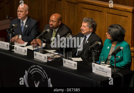 Birmingham, Alabama, USA. 12. September 2013. '' Erreichte wirtschaftlichen Gerechtigkeit '' ist auf der 16. Street Baptist Church von Panelisten (v.l.) Bürgermeister MITCH LANDRIEU von New Orleans, MICHAEL NUTTER von Philadelphia, PAUL SOGLIN von Madison und MARILYN STRICKLAND von Tacoma diskutiert. Bildnachweis: Brian Cahn/ZUMAPRESS.com/Alamy Live-Nachrichten Stockfoto