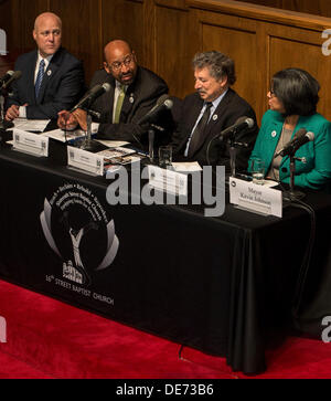 Birmingham, Alabama, USA. 12. September 2013. '' Erreichte wirtschaftlichen Gerechtigkeit '' ist auf der 16. Street Baptist Church von Panelisten (v.l.) Bürgermeister MITCH LANDRIEU von New Orleans, MICHAEL NUTTER von Philadelphia, PAUL SOGLIN von Madison und MARILYN STRICKLAND von Tacoma diskutiert. Bildnachweis: Brian Cahn/ZUMAPRESS.com/Alamy Live-Nachrichten Stockfoto