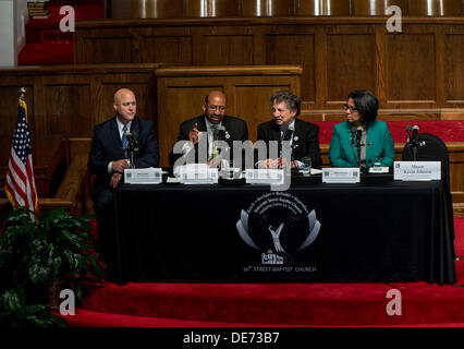 Birmingham, Alabama, USA. 12. September 2013. '' Erreichte wirtschaftlichen Gerechtigkeit '' ist auf der 16. Street Baptist Church von Panelisten (v.l.) Bürgermeister MITCH LANDRIEU von New Orleans, MICHAEL NUTTER von Philadelphia, PAUL SOGLIN von Madison und MARILYN STRICKLAND von Tacoma diskutiert. Bildnachweis: Brian Cahn/ZUMAPRESS.com/Alamy Live-Nachrichten Stockfoto