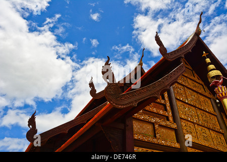 Dach-Stil der thailändischen Tempel, die mit Naga und blauen Himmelshintergrund schmücken Stockfoto