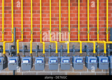 Zeile der Gaszähler mit gelben Rohren auf den Bau der Mauer Stockfoto