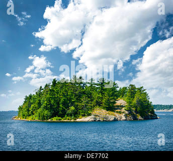 Kleine felsige Insel in Georgian Bay in der Nähe von Parry Sound, Ontario, Kanada. Stockfoto