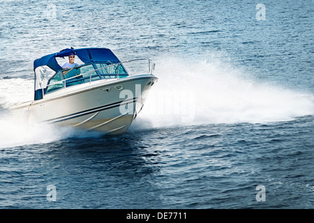 Mann Pilotierung Motorboot am See in Georgian Bay, Ontario, Kanada. Stockfoto