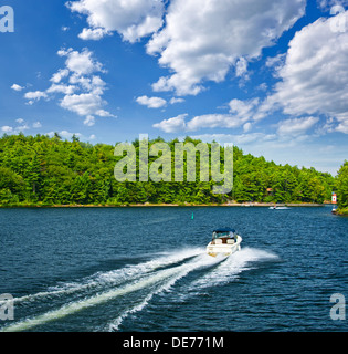 Motorboot auf Sommer See in Georgian Bay, Ontario, Kanada Stockfoto