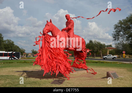 12. September 2013 - Lubbock, Texas, USA - 12. September 2013: Rote Krepp-Papier eingewickelt montierten Reiterstatue in der Mitte des Campus vor dem NCAA Football-Spiel zwischen der Texas Christian University Frösche und der Texas Tech University Red Raiders Jones-At&t-Stadion in Lubbock, Texas. Texas Tech führt die 1. Hälfte gegen TCU, 10-0. Stockfoto