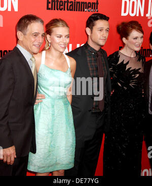 New York, USA. 12. September 2013. Schauspieler TONY DANZA, SCARLETT JOHANSSON, JOSEPH GORDON-LEVITT und JULIANNE MOORE besuchen die New Yorker Premiere von "Don Jon" bei der SVA Theater Kredit statt: Nancy Kaszerman/ZUMAPRESS.com/Alamy Live News Stockfoto