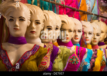 Indien, Rajasthan, Jaipur, Schaufensterpuppen im Sari shop Stockfoto