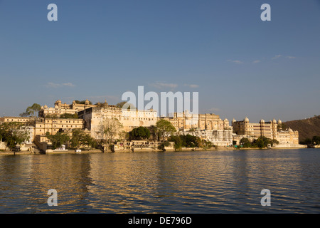 Indien, Rajasthan, Udaipur Blick auf Lake Picola im späten Nachmittag Licht Stockfoto