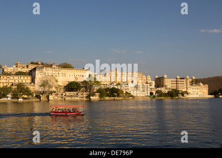 Indien, Rajasthan, Udaipur Blick auf Lake Picola im späten Nachmittag Licht Stockfoto