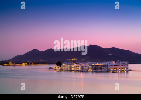 Indien, Rajasthan, Udaipur, Lake Palace Hotel in der Dämmerung Stockfoto