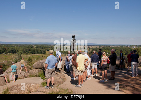 Besucher bei der General G K Warren-Statue am Little Round Top - Gettysburg, PA USA Stockfoto