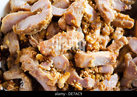 Die Stücke von geröstetem Schweinefleisch mit gebratener Knoblauch. Stockfoto