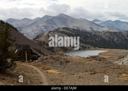 Eine Spur führt zu Gaylor Lakes in der High Sierra Nevada der Yosemite-Nationalpark in Kalifornien Stockfoto