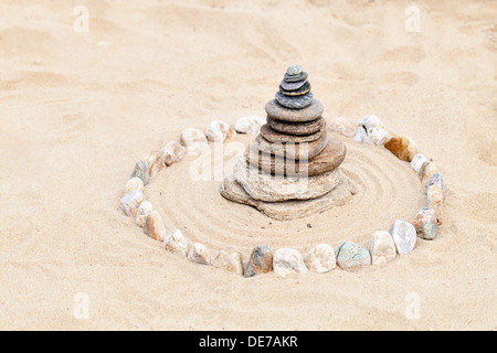 Zen Stones Pyramid auf sand Stockfoto
