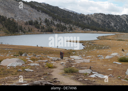 Wanderer auf einem Pfad aus der Gaylor Lakes in der High Sierra Nevada der Yosemite-Nationalpark in Kalifornien, USA Stockfoto