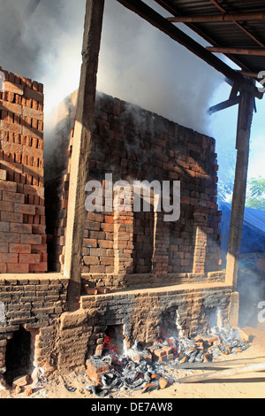 Feuern handgefertigte Ziegel in einer Fabrik. Anturan Dorf, Tukaddmunga, Singaraja, Lovina, Bali, Indonesien Stockfoto