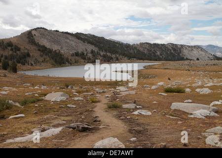 Eine Spur führt zu Gaylor Lakes in der High Sierra Nevada der Yosemite-Nationalpark in Kalifornien Stockfoto