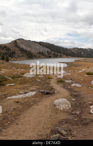 Eine Spur führt zu Gaylor Lakes in der High Sierra Nevada der Yosemite-Nationalpark in Kalifornien Stockfoto