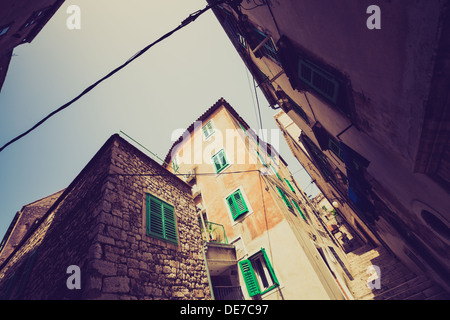 Schmale Straße mit der Stadt M'dina auf der Insel Malta Stockfoto