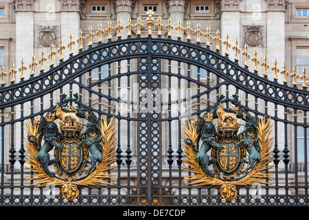 Das Eingangstor des Buckingham Palace, London, UK Stockfoto