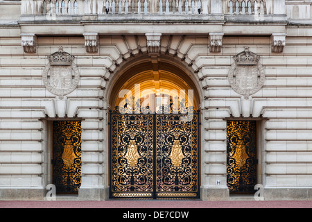 Königliches Symbol auf der Innenseite Tore des Buckingham Palace, London, England, UK Stockfoto