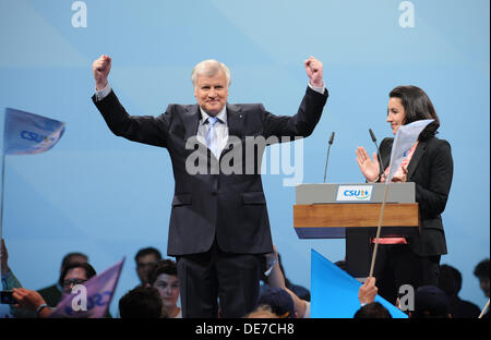 Gouverneur von Bayern Horst Seehofer Gesten nach einer Rede auf der Abschlusskundgebung des christlich soziale Union Bayern für die bayerische Landtagswahl an der kleinen Olympiahalle in München, Deutschland, 12. September 2013. Neben ihm sieht man CSU Generalsekretär allgemeine Dorothee Baer. Foto: Andreas Gebert Stockfoto